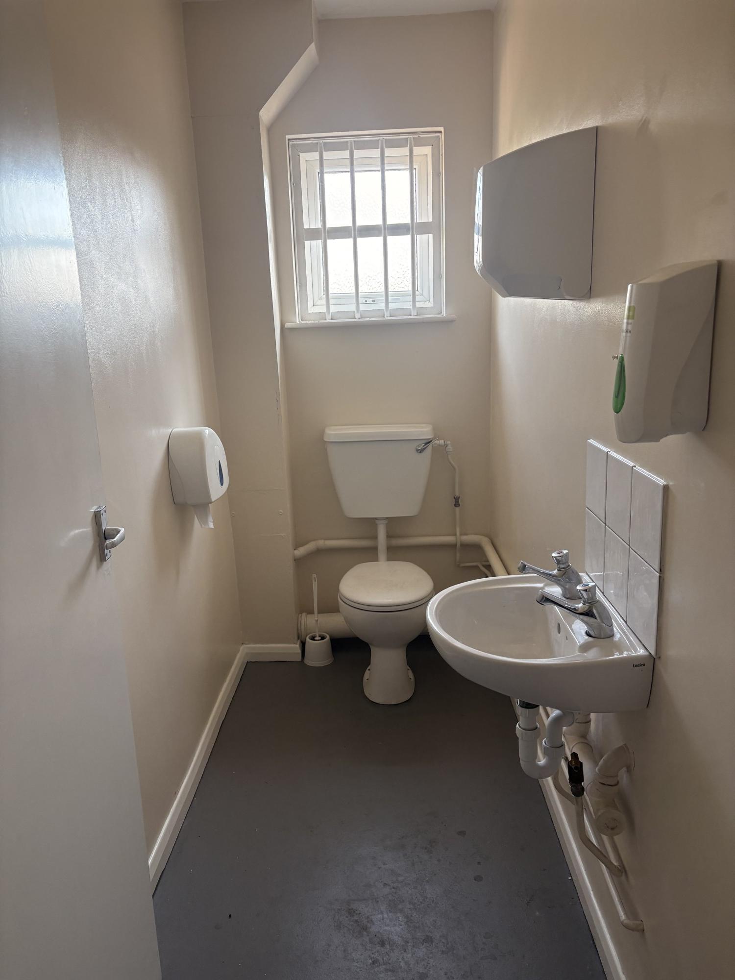 Unit 5 Fifth Avenue slider image 16