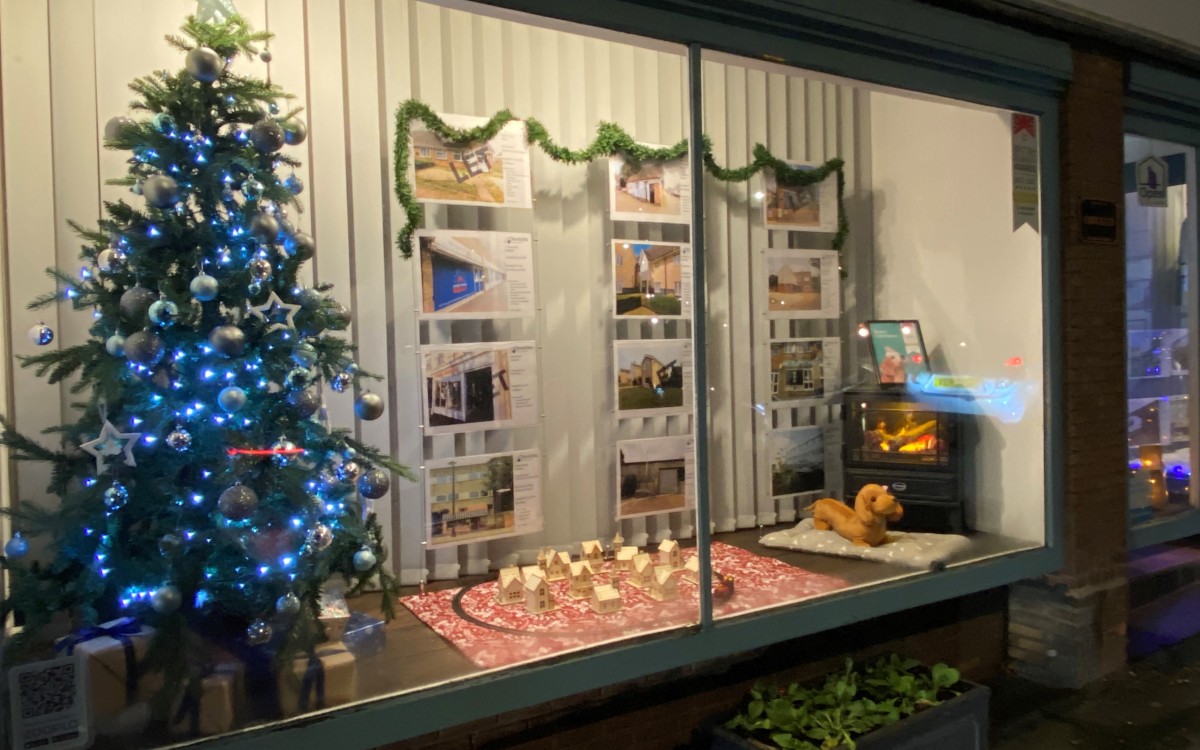 A festive home scene in the Oswicks window